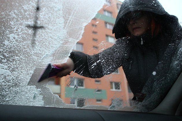 Nestačí mít jen výhled čelním oknem, ale musí se odstranit sníh i z kapoty nebo střechy vozu., zdroj: Foto: Se svolením Víta Černého