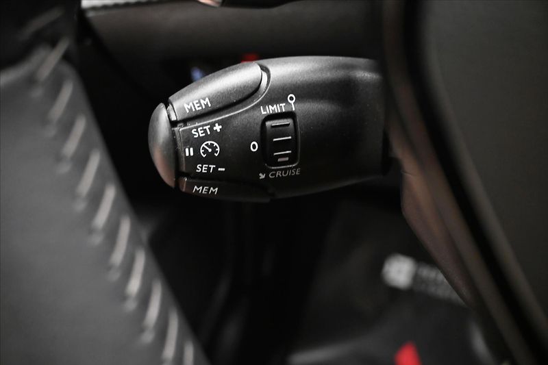 Peugeot 2008 1,2 96 kW PureTech EAT8 Záruka - fotka 23 z 30