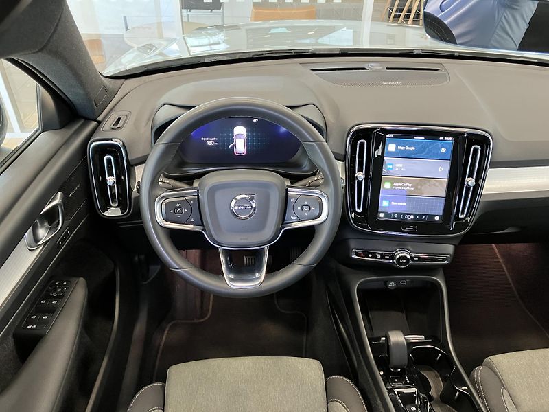 Volvo XC40 B3 FWD Plus Dark AT7 - fotka 14 z 40