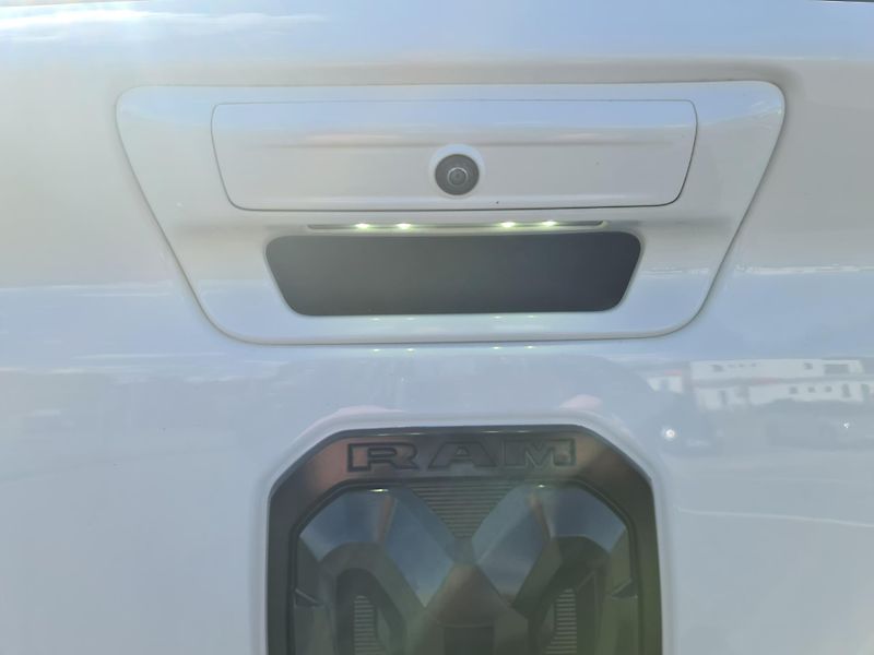 Dodge RAM 1500 (2022) 5.7 HEMI 4x4 BIGHORN LPG - fotka 66 z 67