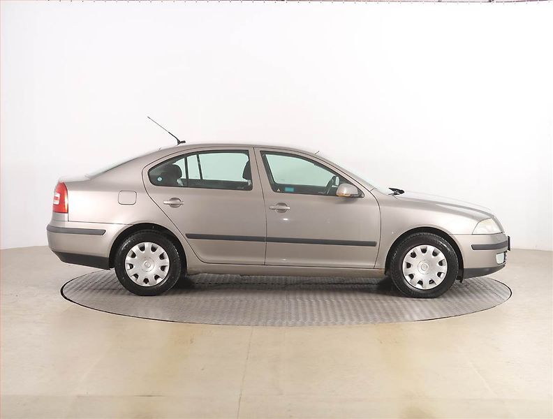 Škoda Octavia (2008) 1.9 TDI, po STK, dobrý stav - fotka 6 z 16