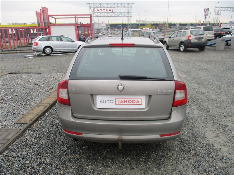 Škoda Octavia 1,6 TDI, klima, tažné zař. - fotka 7 z 25