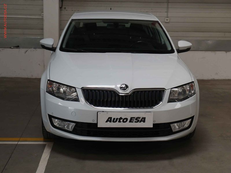 Škoda Octavia (2015) 2.0 TDi, ČR, DSG, AC, park - fotka 2 z 20
