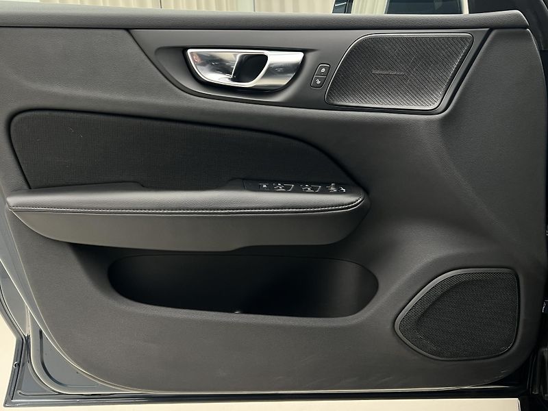 Volvo V60 B4 MOMENTUM AUT  - fotka 41 z 42