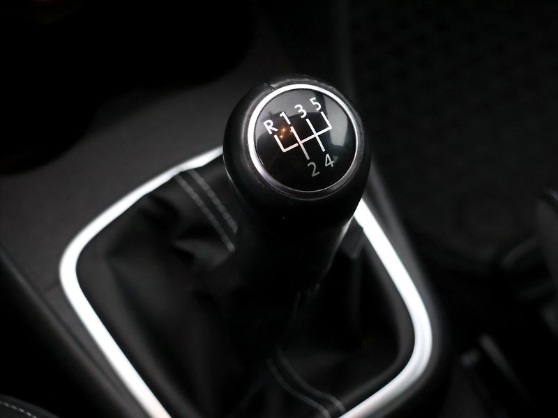 Volkswagen Polo 1,4 i 63kW Cross AutoKlima - fotka 25 z 34
