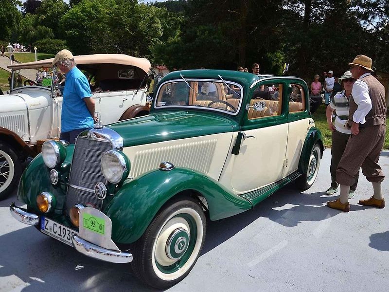 Přehlídka veteránů na Arnice v Mariánských Lázních. Sanitka Cadillac