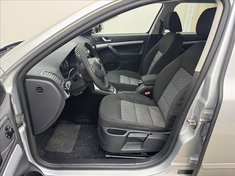 Škoda Octavia 1,6 TDi 77kW KLIMATIZACE SWING - fotka 21 z 24