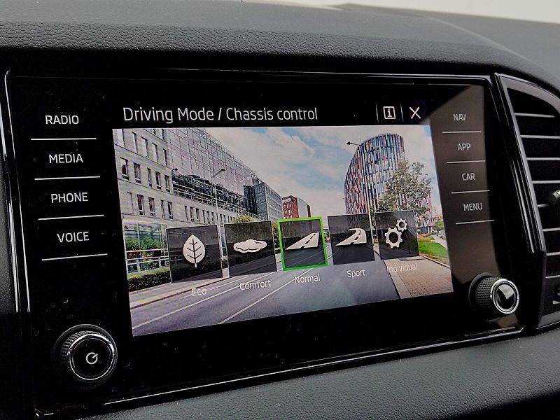 Škoda Karoq (2022) SportLine + 1,5 Tsi 110 Kw - fotka 16 z 36