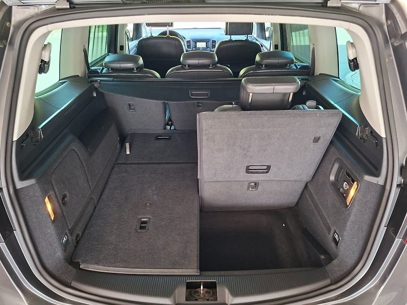 Volkswagen Sharan (2012) 2.0TDI 103kW 6MAN -7.MÍST - fotka 27 z 48