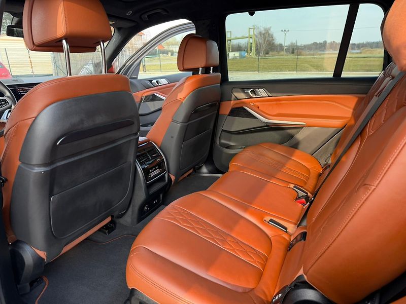 BMW X7 (2022) M50i 390kW - fotka 10 z 19