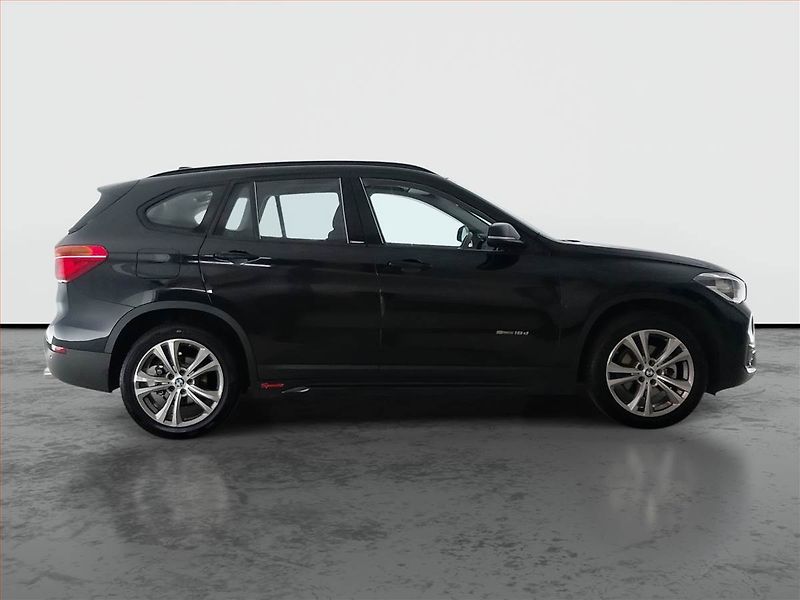 BMW X1 (2016) sDrive18d, Tempomat - fotka 6 z 18