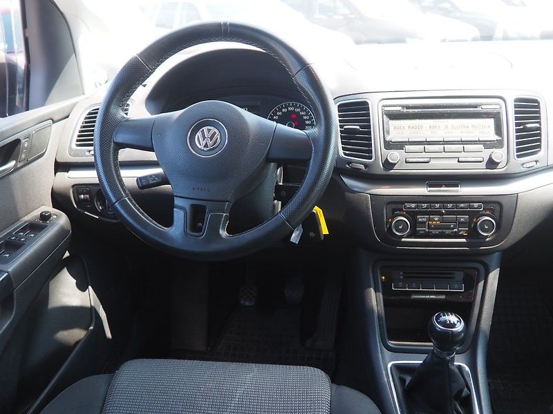Volkswagen Sharan (2011) 2.0 TDI, 103 kW, 7 míst - fotka 15 z 31