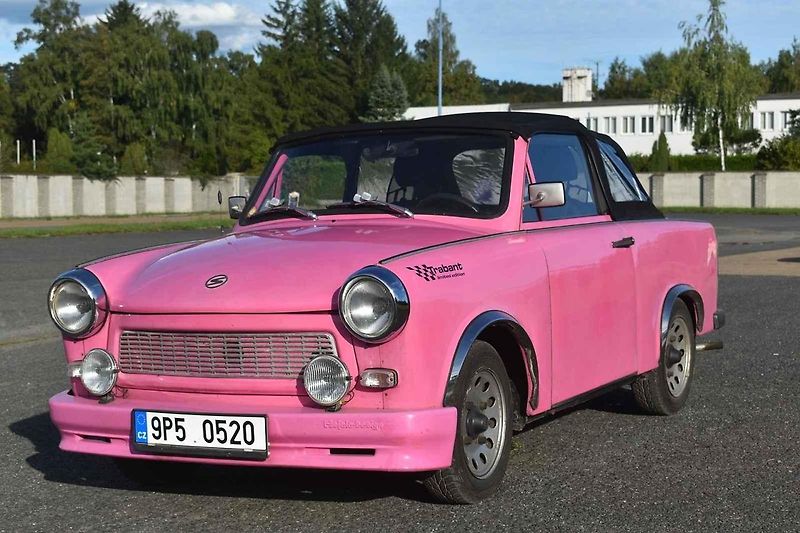 Trabant Cabrio, zejména v takovéto růžové barvě, budí zaslouženou pozornost.