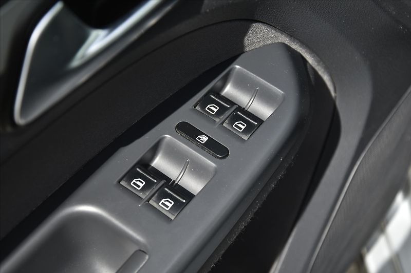 Volkswagen Touran 1.6TDI 77kW KLIMA SERVIS.KNIHA - fotka 20 z 20