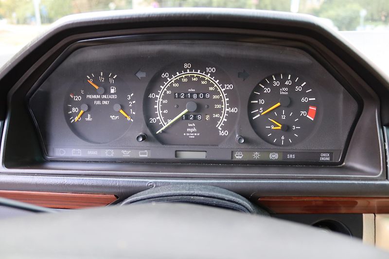 Mercedes-Benz 124 W124 320 E Sedan (1993) - fotka 31 z 32