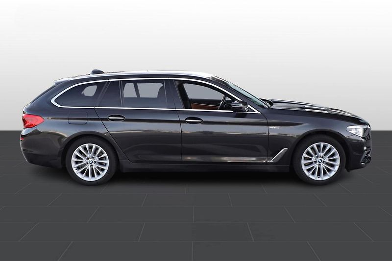 BMW Řada 5 520d xDrive Touring - fotka 2 z 16