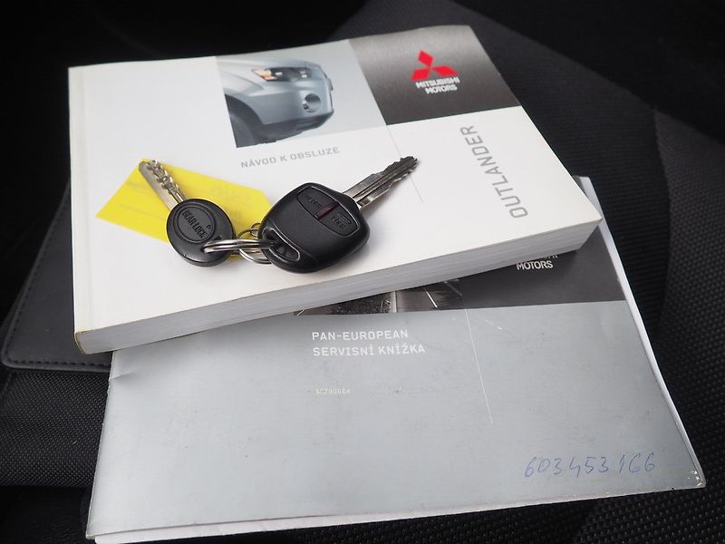 Mitsubishi Outlander (2010) 2.0 DI-D, 123 kW, 4x4 - fotka 32 z 35