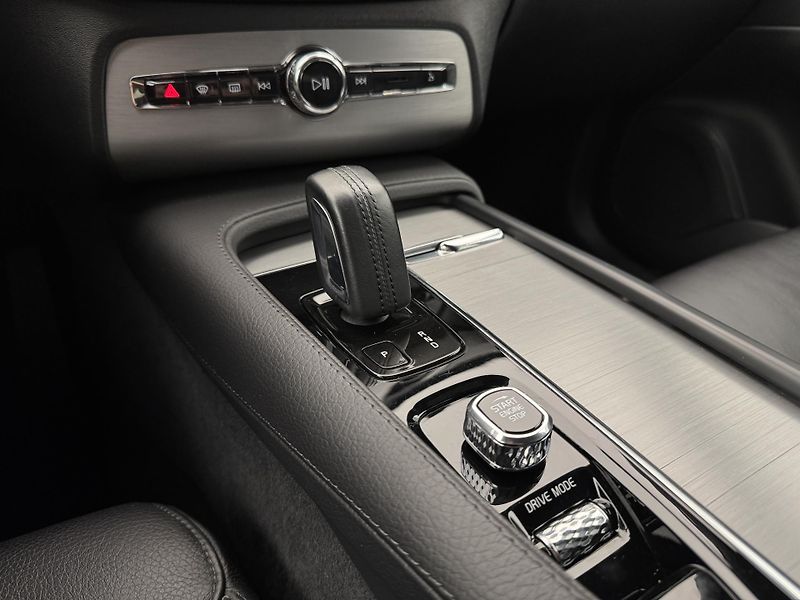 Volvo XC90 B5 AWD MOMENTUM AUT - fotka 25 z 42