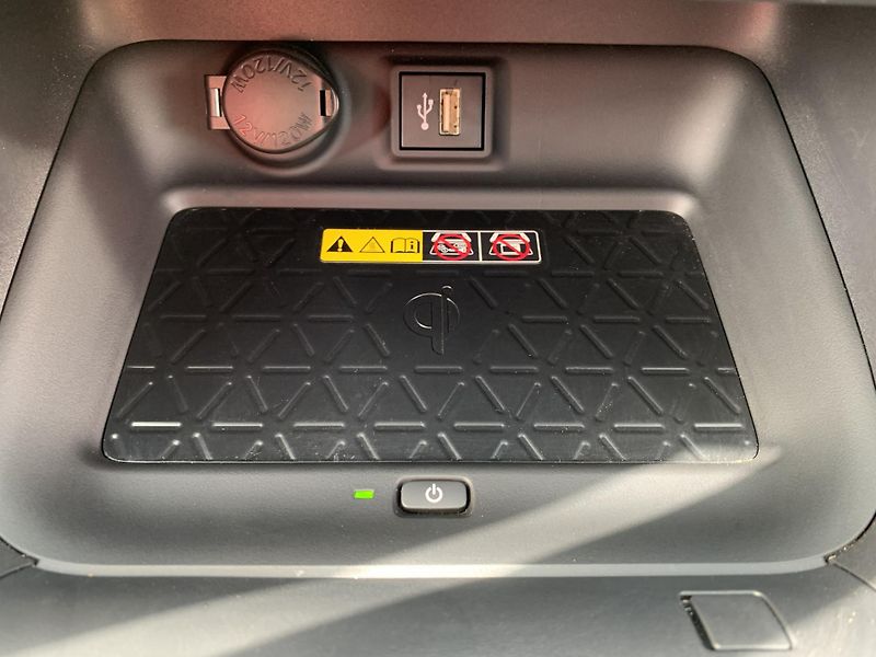 Toyota RAV4 EXECUTIVE SKYVIEW 2.5 HEV 4WD - fotka 25 z 37