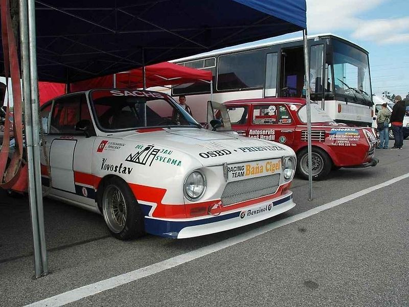Historická vozidla obsadí o víkendu autodrom. V sobotu se koná tradiční Podzimní Sosnění.