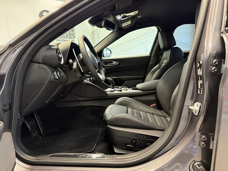 Alfa Romeo Giulia (2025) Quadrifoglio 2.9 V6 BiTurbo 52 - fotka 18 z 24