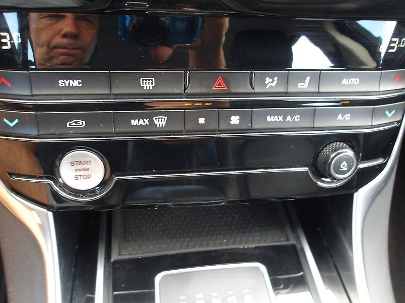 Jaguar XE 2,0D 120kW NAJ:133000km !!! - fotka 32 z 34