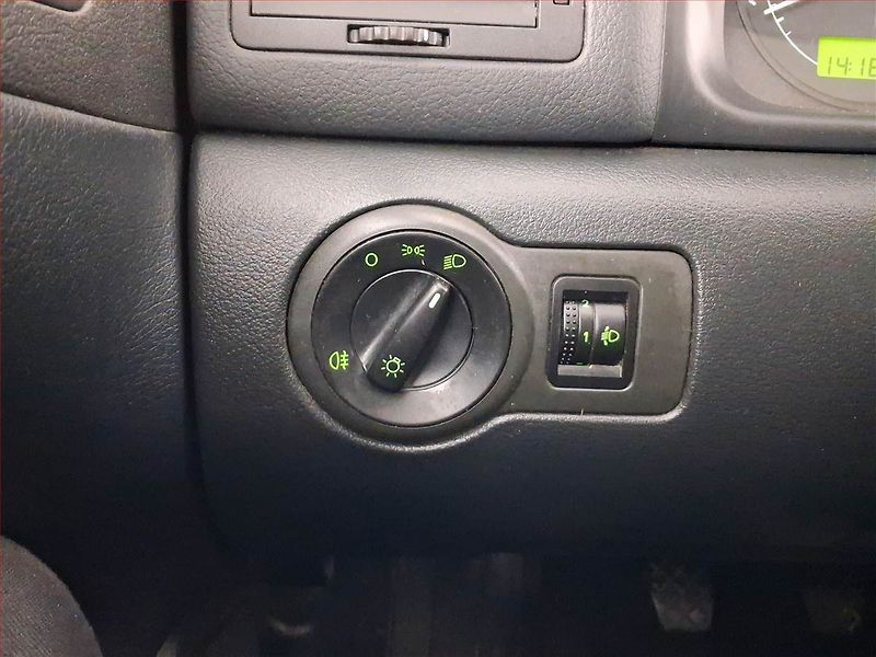 Škoda Octavia (2010) 1.6, nová STK, dobrý stav - fotka 16 z 18