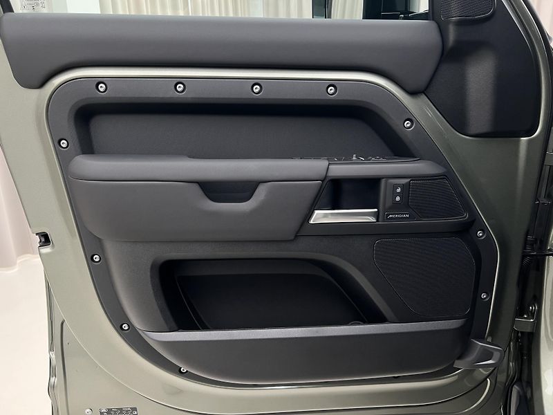 Land Rover Defender 110 D300 X-DYNAMIC SE AWD AUT - fotka 7 z 43