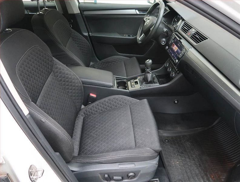Škoda Superb (2016) Style 2.0 TDI, Navi, Xenony - fotka 9 z 21