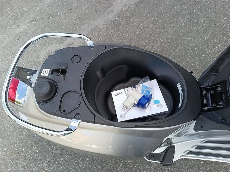 Vespa Elettrica (2023) L1 Grigio  Cromo 719 - fotka 16 z 16