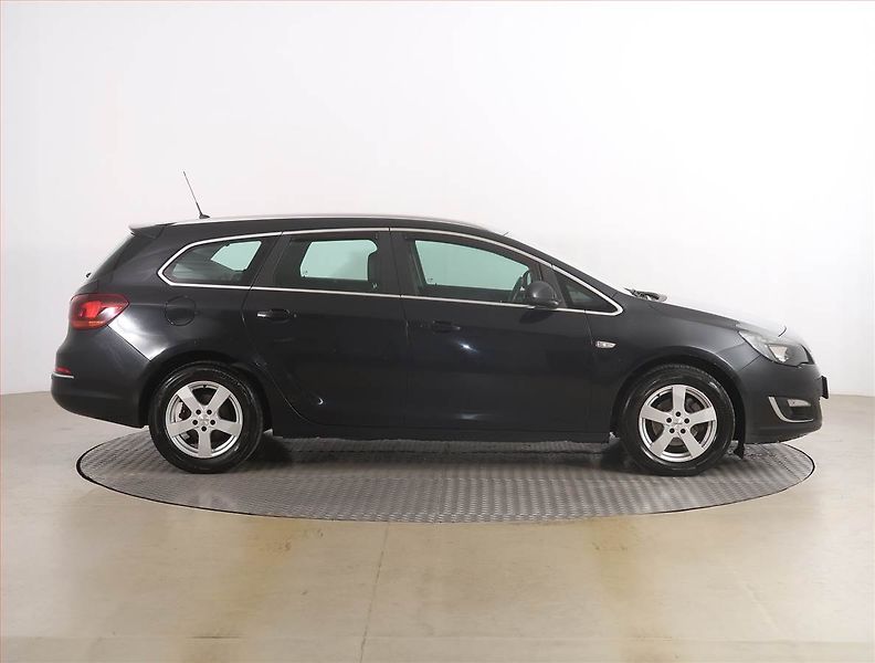 Opel Astra (2013) 1.6 16V, Tempomat - fotka 6 z 16