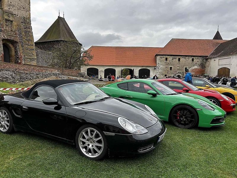 Sraz vozů Porsche ve Švihově na hradě.