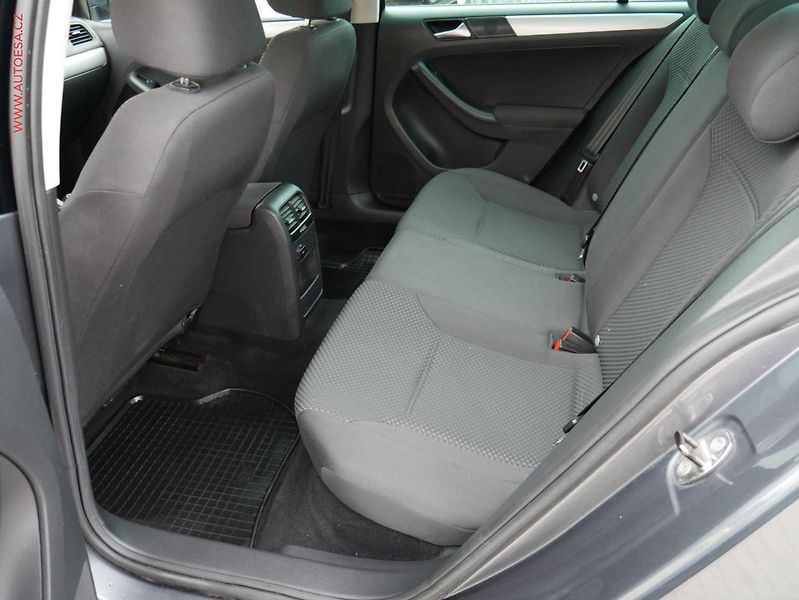 Volkswagen Jetta (2012) 1.2TSi, ČR, AAC, tempo - fotka 10 z 17