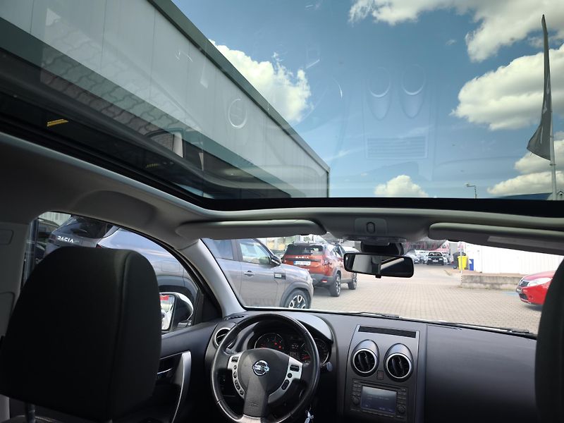 Nissan Qashqai 2010 2.0 dCi 4x2 7 MÍST (+2) - fotka 18 z 33