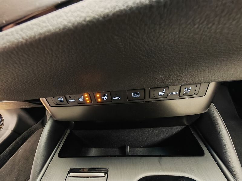 Lexus ES 300h Prestige Plus - fotka 41 z 49