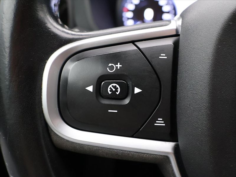 Volvo XC60 2,0 B4 Drive-E MomentumPro AWD - fotka 18 z 28