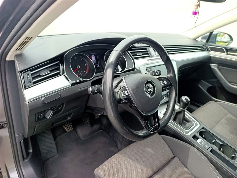 Volkswagen Passat 1,6 TDi Aut.klima Navi Kamera - fotka 13 z 34
