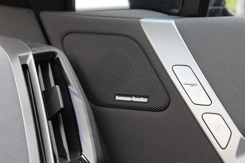 BMW iX xDrive45, 300kW - fotka 13 z 25