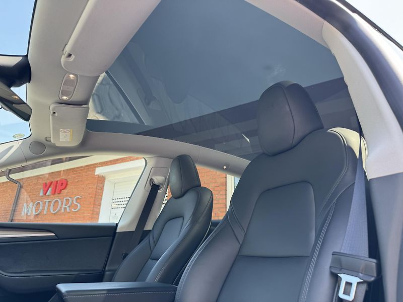 Tesla Model Y LONG RANGE 378KW-4x4-PANO-75KW - fotka 12 z 36