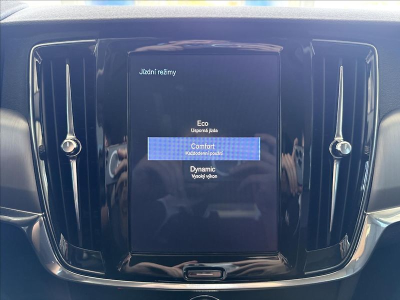 Volvo V90 2,0   140kW,D4,AWD,SERVISKA, - fotka 25 z 34