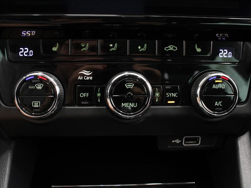 Škoda Octavia 2,0 TDi 135kW DSG 4x4 Style - fotka 22 z 27