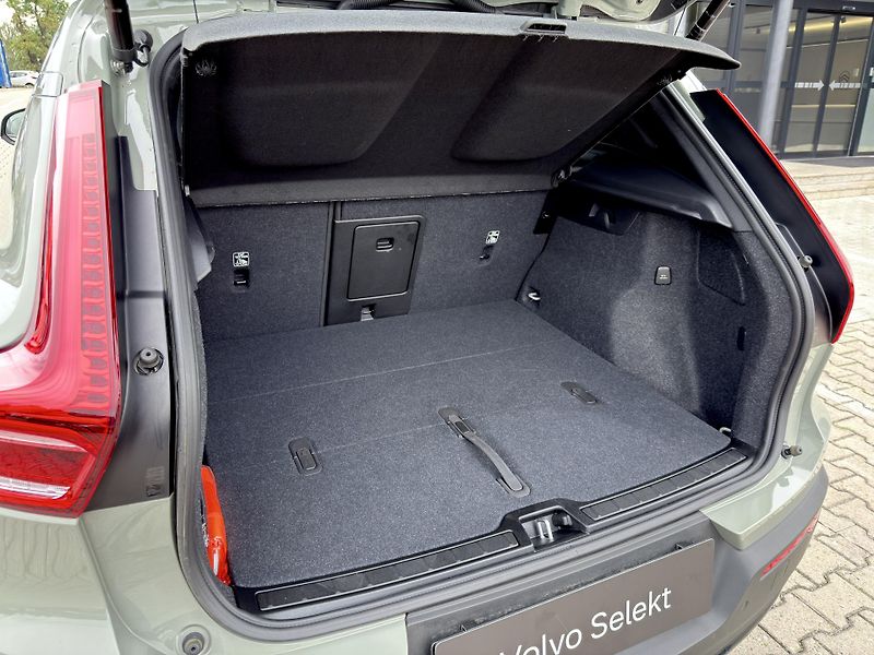 Volvo XC40 B4 FWD // ULTRA // REZERVACE - fotka 16 z 47