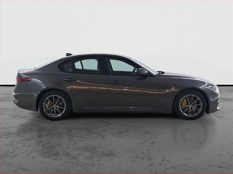 Alfa Romeo Giulia (2017) 2.0 Turbo - fotka 6 z 23