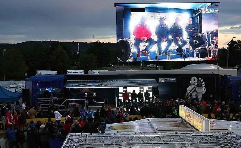 Nejprve do takzvané media zóny, kde se na závodníky vrhnou novináři, fotografové a kameramani. Jako v pátek večer na Latvalu, který v tu dobu v soutěži vedl.
