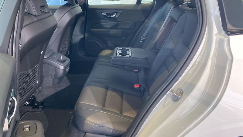 Volvo V60 (2026) PLUS DARK, B4, 145+10 kW / 197 - fotka 11 z 14