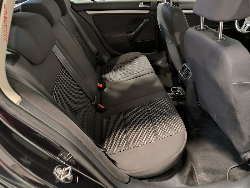 Volkswagen Golf (2011) 1.6 TDi, Trendline, navi - fotka 11 z 17