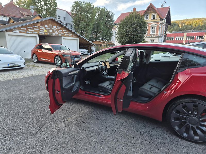 Tesla Model 3 PERFORMANCE 393kw SOH 95,1% - fotka 13 z 45