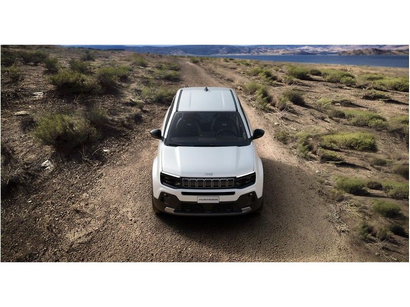 Jeep Avenger (2026) 1.2 T e-Hybrid AT 110k Summit - fotka 4 z 8