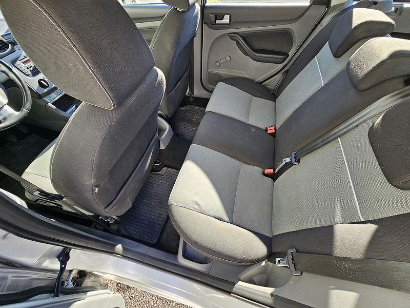 Ford Focus (2011) 1.6i, KLIMA - fotka 12 z 19