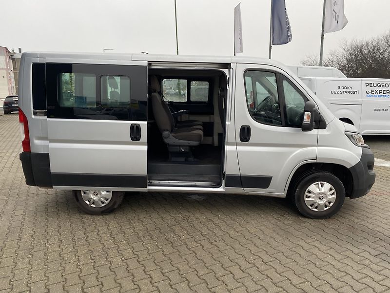 Peugeot Boxer (2019) L1H1 BlueHDi 140k MAN6 9 míst - fotka 10 z 22